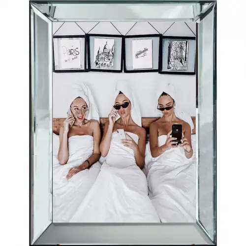 Hazenkamp Wandbild Spiegelrahmen Three Woman in Bed 60x80cm